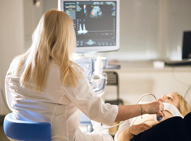 lekarz wykonujący badanie USG, ekran