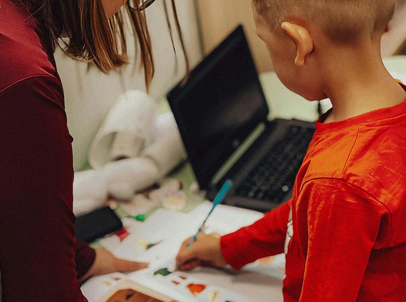 logopeda podczas terapii mowy z dzieckiem