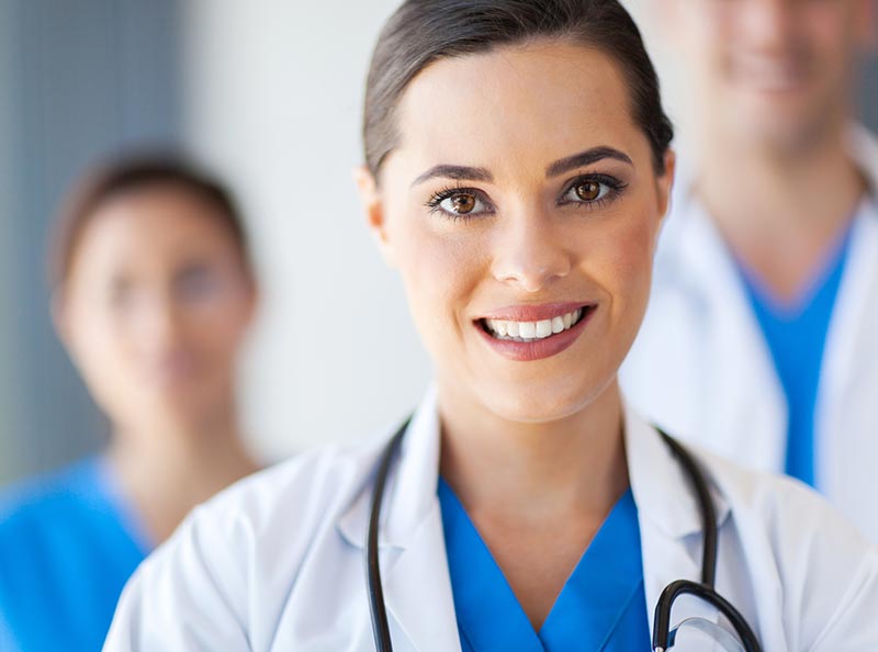 lekarz neurolog kobieta, w tle inni lekarze