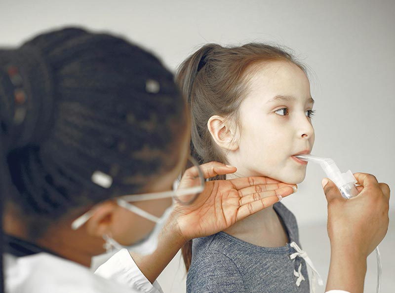 neurologopeda podczas sesji terapeutycznej z pacjentem