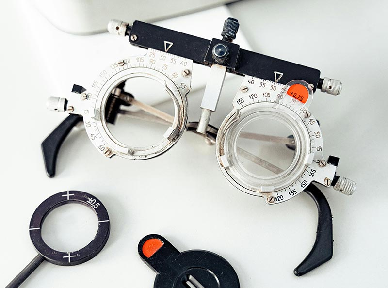 optometrysta podczas badania wzroku w Łodzi